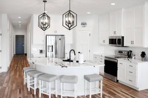 WaterFrontCondo!BridgesBay!Pet!Pools!4kingbedrooms