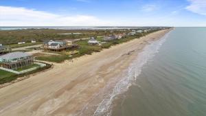 Oceandreamz! Beachfront heated salt pool! Sleep32!