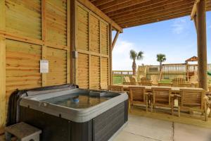 Oceandreamz! Beachfront heated salt pool! Sleep32!