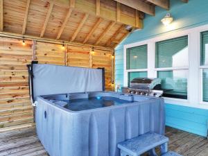 Pooldreamz! Beachfront Heated Salt Pool! Sleep24!