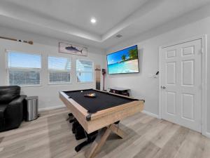 Pooldreamz! Beachfront Heated Salt Pool! Sleep24!