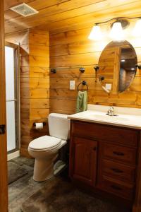 Cozy Log Cabin Secluded haven off the IA River