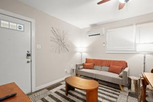 Cozy King Retreat~1 BR Near UTDowntown Austin