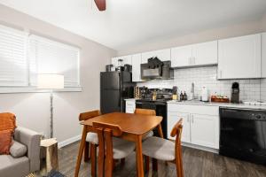 Cozy King Retreat~1 BR Near UTDowntown Austin