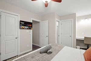 Cozy King Retreat~1 BR Near UTDowntown Austin