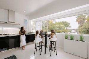 Spacious Studio in the Heart of FTL Hot Tub