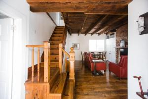 George Jones Cottage by Lucky Savannah