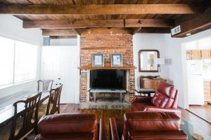 George Jones Cottage by Lucky Savannah