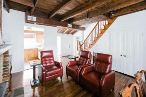 George Jones Cottage by Lucky Savannah