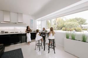 Modern Home in FTL Hot Tub & Dogs Welcome