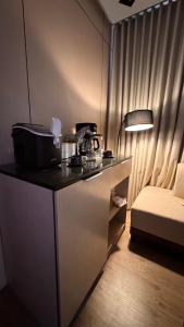 شقة غرفة وصالة تصميم مودرن دخُول ذاتي