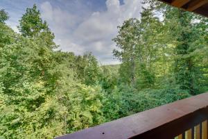 Hot Tub and Deck! Bear Hugs Cabin Near Gatlinburg