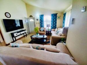 Mountain View Haven- 3 mins to the beach