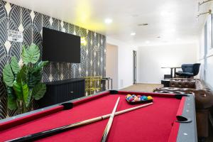 Stylish House with Hot Tub, Fire Pit Pool table near Denver