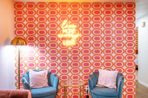 Stylish House with Hot Tub, Fire Pit Pool table near Denver