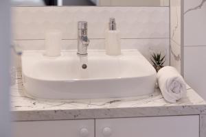 ARI Grand Black&White - 2BR with Terrace