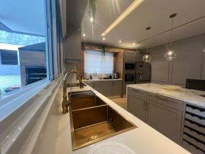 Casa Luxo com piscina a 500 metros da praia