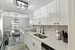 Cozy 2BR Hilton Head Townhome w Pool Access