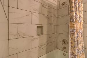 Renovated 2BR Hilton Head Home – Walk to Shops