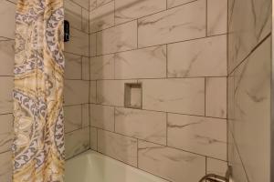 Renovated 2BR Hilton Head Home – Walk to Shops