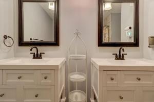 Renovated 2BR Hilton Head Home – Walk to Shops