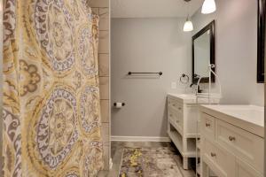 Renovated 2BR Hilton Head Home – Walk to Shops