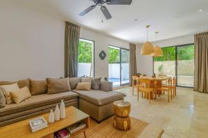 Tropical retreat: Scooters, Hot Tub, Pool, Projector