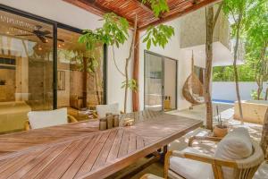 Tropical retreat: Scooters, Hot Tub, Pool, Projector