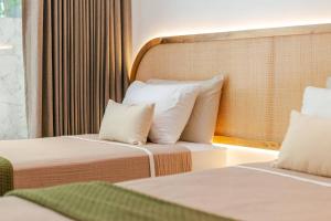 Tropical retreat: Scooters, Hot Tub, Pool, Projector