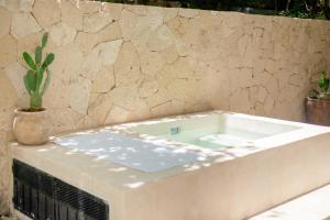 Tropical retreat: Scooters, Hot Tub, Pool, Projector