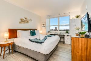 Stylish Studio King Bed City View Hotel Perks Parking