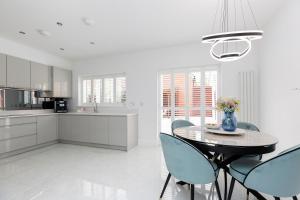 Detached Modern 3 Bedroom House