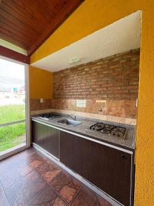 Descansa en Nueva Andalucía- Departamento con pileta y quincho en Miramar