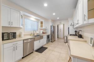 CA4 House Family Oasis Golf Fire Pit & Games