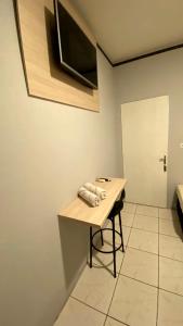 Hotel Anoitecer - 100 metros metrô Carandiru, 700 metros Rodoviária do Tietê, 900 metros Aeroporto Campo de Marte, 1,4 km Expor center norte, 1,8 km Distrito do anhembi! Oferecemos como cortesia café da manhã e estacionamento!