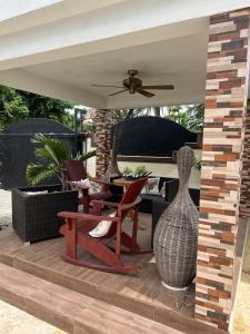 House with Pool and Calm