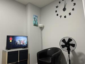 1BR suite, 20 minutes from the airport, with a kitchen