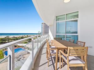 Stylish 3 Bedroom Apartment with Pool, Sauna & Gym