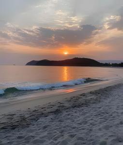 Casa com piscina privativa, 4 minutos da praia