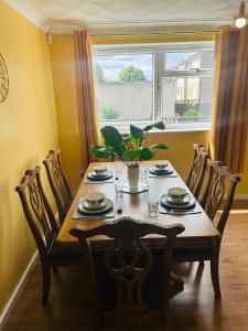 Spacious, 3 double bedroomed, free parking, 9 mins Elland Rd, nr Leeds City Centre - Ubytování bez kategorie ve městě Leeds