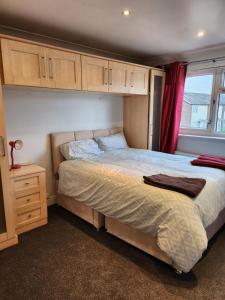 Spacious, 3 double bedroomed, free parking, 9 mins Elland Rd, nr Leeds City Centre