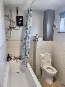 Spacious, 3 double bedroomed, free parking, 9 mins Elland Rd, nr Leeds City Centre