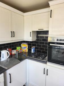 Spacious, 3 double bedroomed, free parking, 9 mins Elland Rd, nr Leeds City Centre