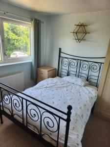 Spacious, 3 double bedroomed, free parking, 9 mins Elland Rd, nr Leeds City Centre