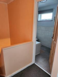 Spacious, 3 double bedroomed, free parking, 9 mins Elland Rd, nr Leeds City Centre