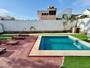 Stylish Apt for 5 Pool & Private Garden