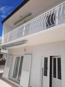 Apartments by the sea Brodarica, Sibenik - 921 