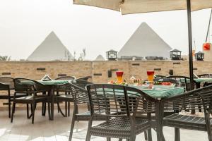 Night Pyramids Inn Hotel