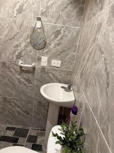 Habitación 1 persona cerca de aeropuerto,terminal de buses y estadio