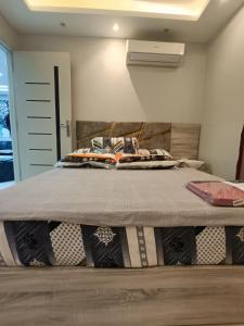 شقه فندقيه مفروشه في كمباوند وان قطاميه المعادي